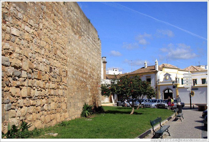 City wall, Rua Jos?aria Brandeiro.