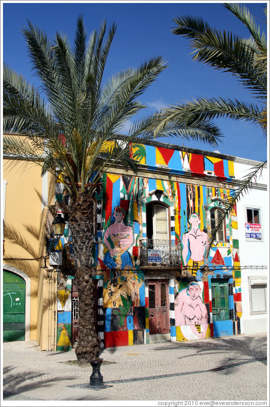 House painted with a mural of shirtless men, Rua Manuel Belmar?