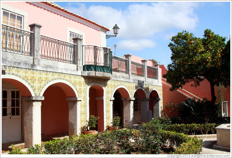 Courtyard off Rua Monsenhor Boto.