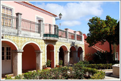 Courtyard off Rua Monsenhor Boto.