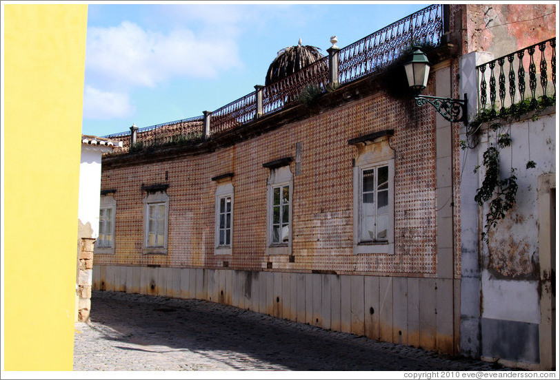 Rua Rasquinho, Antiga Rua dos Conegos (the old Street of the Canons).