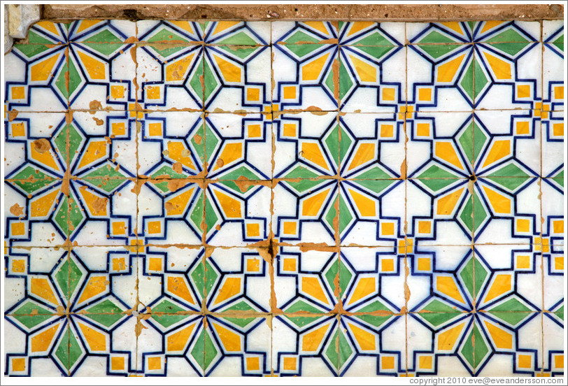 Wall tiles at 5 de Outubro 16.