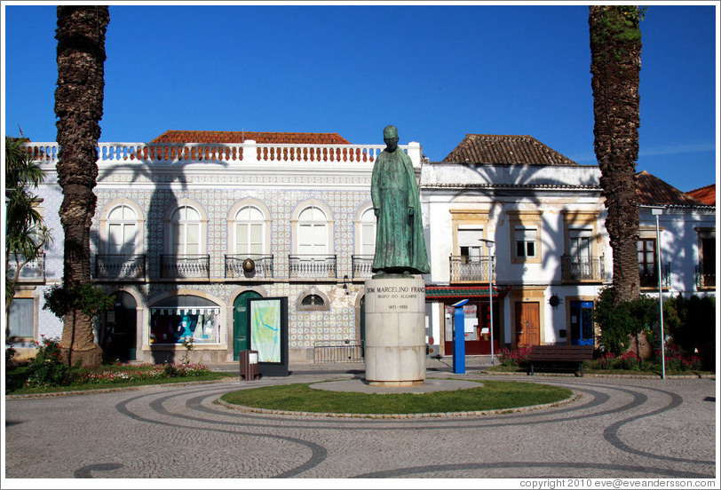 Pra?Dr Ant? Padinha, with statue of Dom Marcelino Franco.