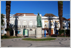 Pra?Dr Ant? Padinha, with statue of Dom Marcelino Franco.