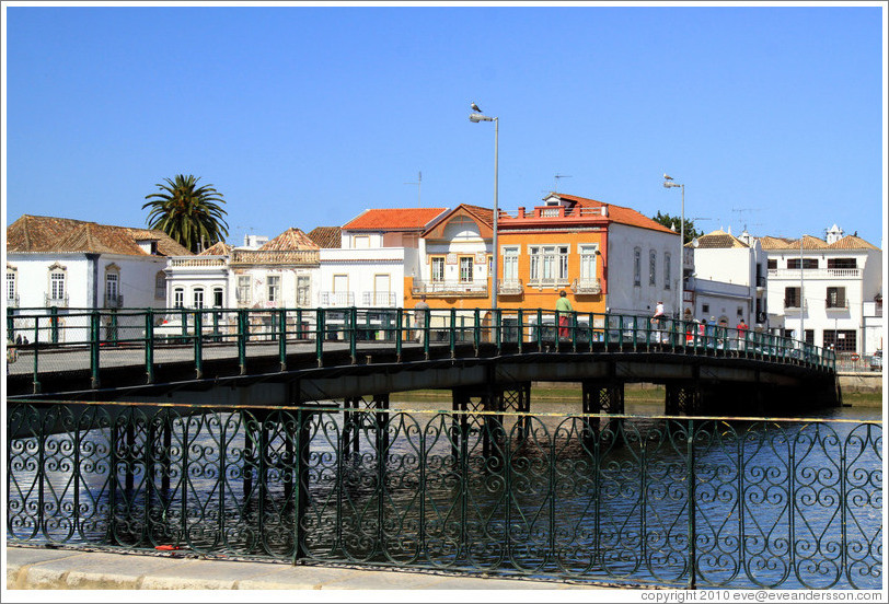 Ponte das For? Armadas (Armed Forces Bridge).