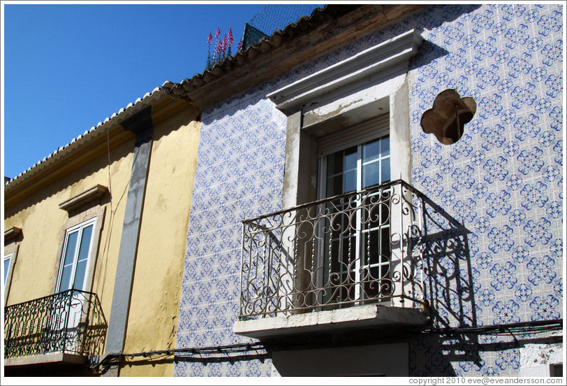 Balcony and window, Travessa Dr. Parreira.