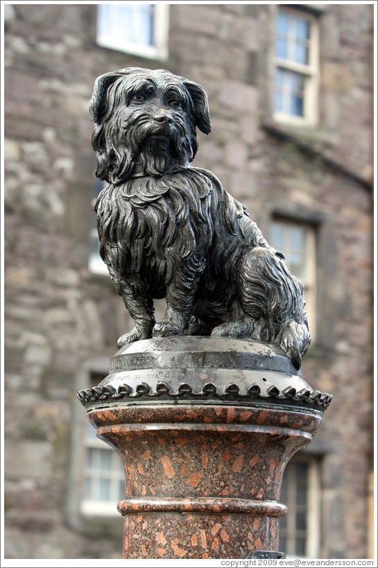 Greyfriars Bobby statue.  Candlemaker Row.  Old Town.