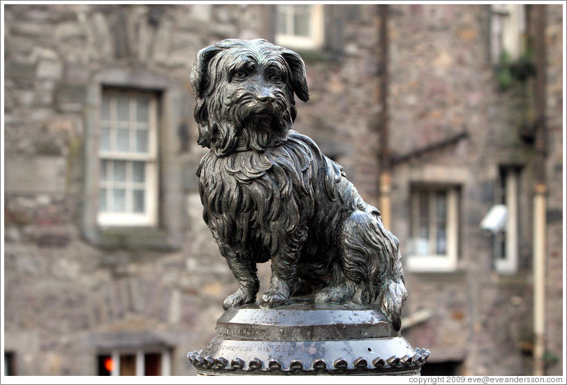 Greyfriars Bobby statue.  Candlemaker Row.  Old Town.