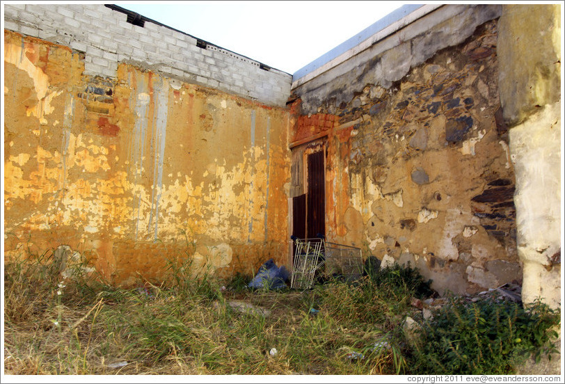 Building corner with shopping cart. Rose Street, Bo-Kaap.
