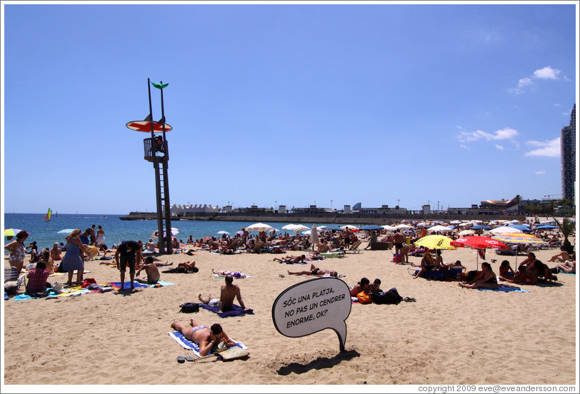 Sign that  says "S?na platja, no pas un cendrer enorme, ok?" ("I'm a beach, not a huge ashtray, ok?").  Nova Ic?a beach.