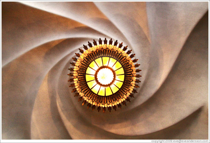 Light and ceiling.  Casa Batll