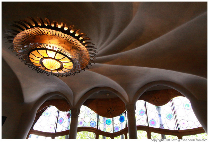 Light and ceiling.  Casa Batll