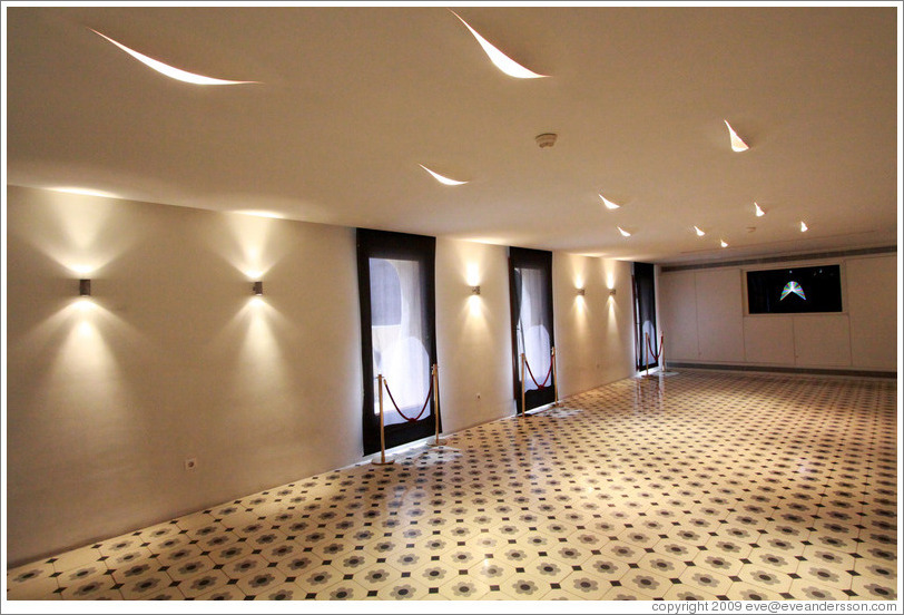 Room with recessed lighting.  Casa Batll