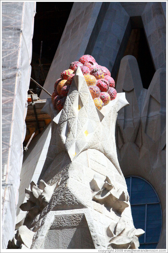 Architectural element symbolizing grapes.  La Sagrada Fam?a.