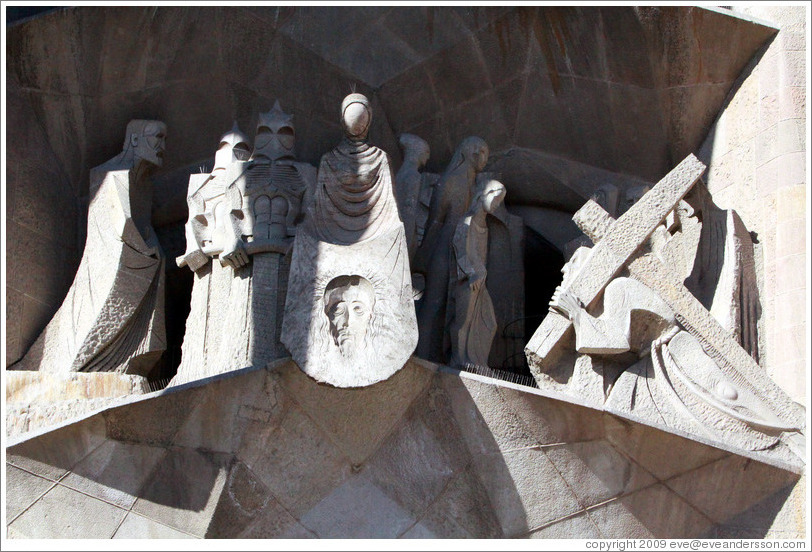 Figures by sculptor Josep Maria Subirachs.  Passion fa?e, La Sagrada Fam?a.