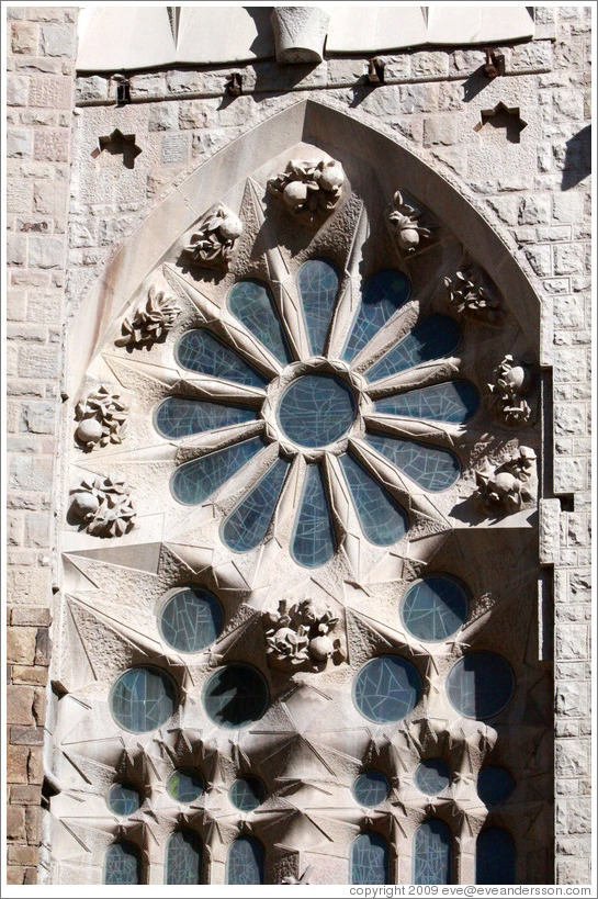 Window with fruit-like figures around it.  La Sagrada Fam?a.