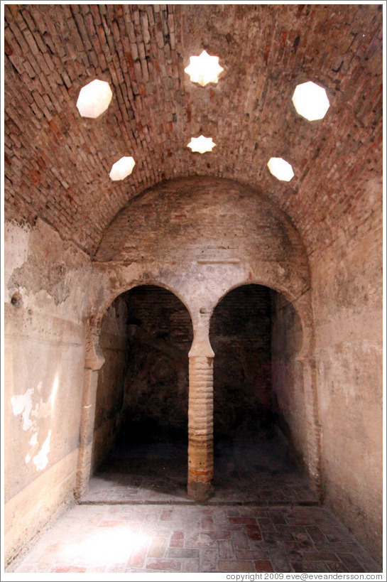 El Ba?o, 11th century Arab baths.  Albaic?