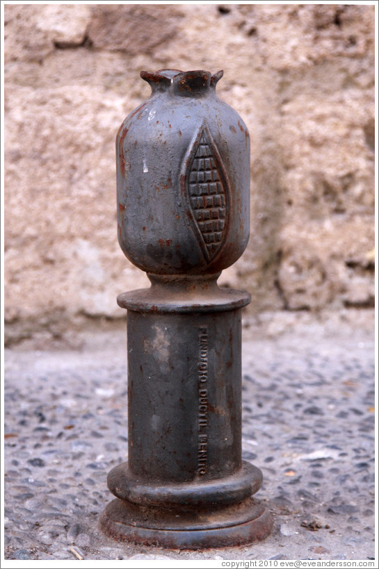 Pomegranate bollard. Calle de San Juan de los Reyes, Albaic?