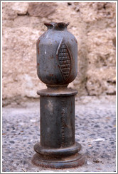 Pomegranate bollard. Calle de San Juan de los Reyes, Albaic?