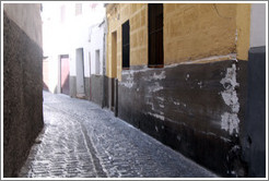 A very narrow portion of Calle de San Juan de los Reyes, Albaic? The wall has been scraped up by cars that pass too close.