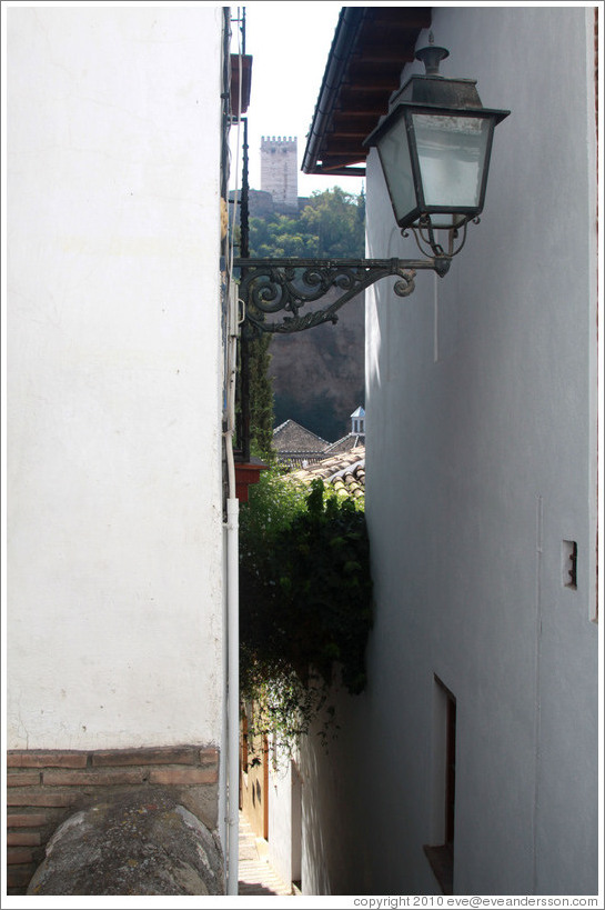 Calle Sant?mo, Albaic? with the Alhamnbra in the background.