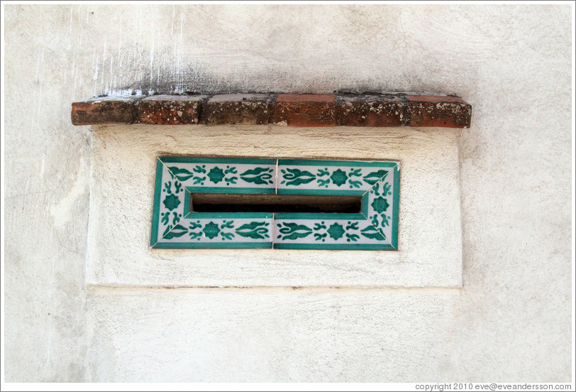 Mail slot. Veredilla de San Agust? Albaic?