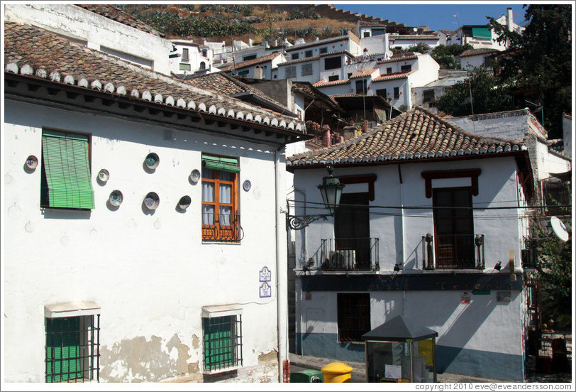 House decorated with plates. Corner of Cuesta de San Agust?and Cuesta del Chapiz, Albaic?