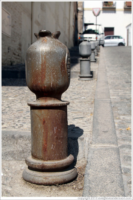 Pomegranate bollards. Placeta de la Concepci?Albaic?