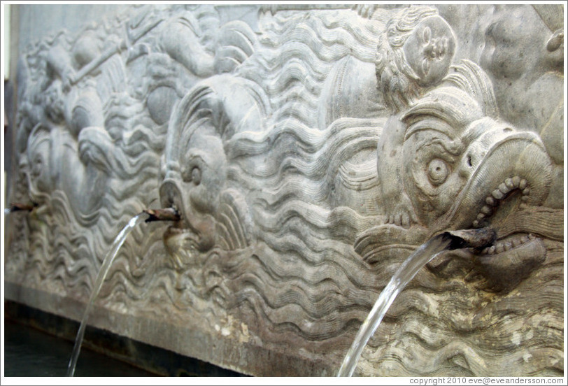 Fish fountain, Jard?de los Adarves, Alcazaba, Alhambra.