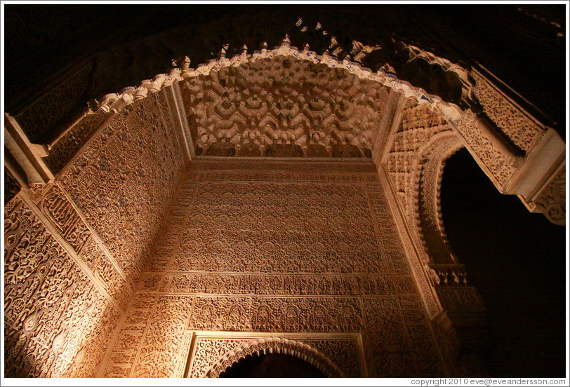 Arch, Patio de los Leones, Nasrid Palace, Alhambra at night.