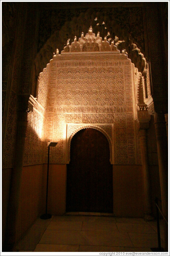 Arch, Patio de los Leones, Nasrid Palace, Alhambra at night.