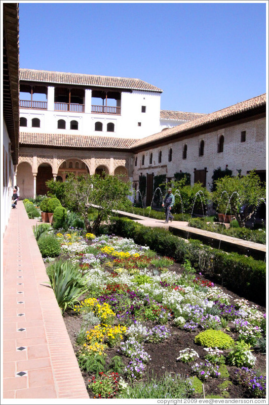 Garden and fountain.  Palacio del Generalife.