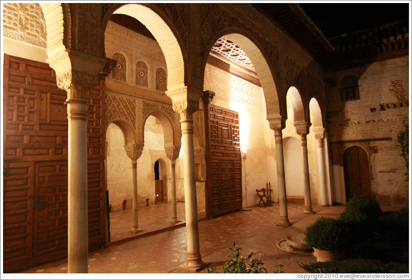 Palacio de Generalife at night.