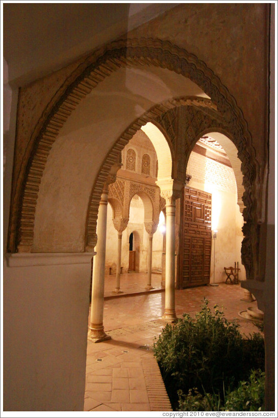 Palacio de Generalife at night.