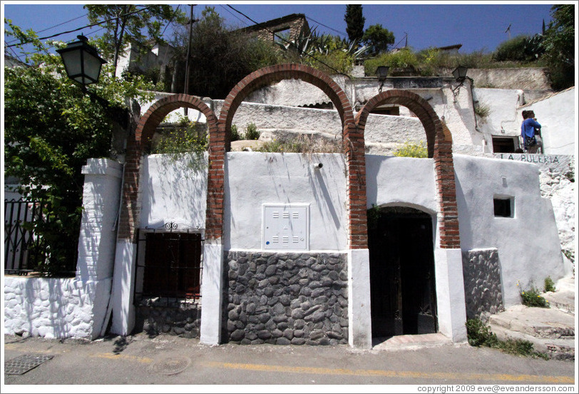 Building on Camino del Sacromonte.