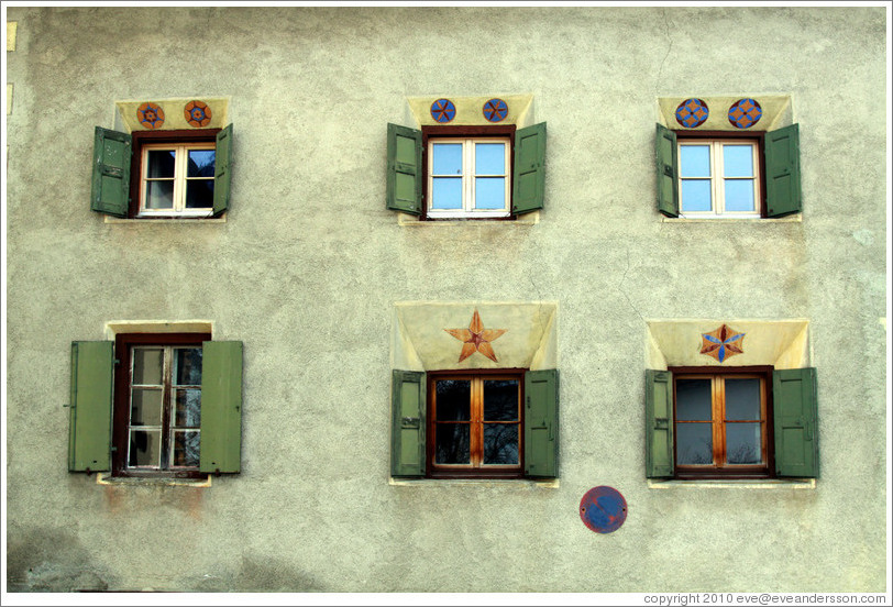 Windows, with Romansh patterns.