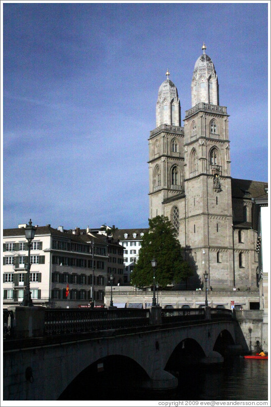 Grossm?nster (Great Church), built in the 12th century, and M?nsterbr?cke.  Altstadt (Old Town).