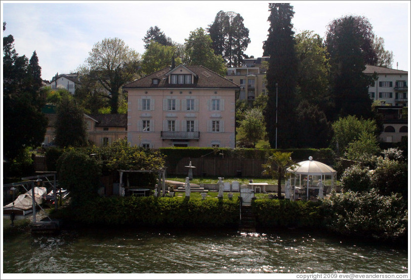 Pink house on Z?richsee (Lake Z?rich).