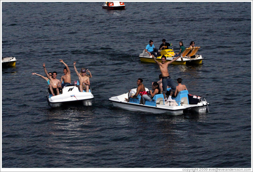 Paddleboaters on Z?richsee (Lake Z?rich).