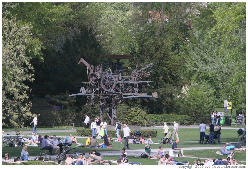 Metal sculpture in Z?richhorn Park.