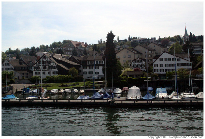 Boats and houses at the edge of Z?richsee (Lake Z?rich).