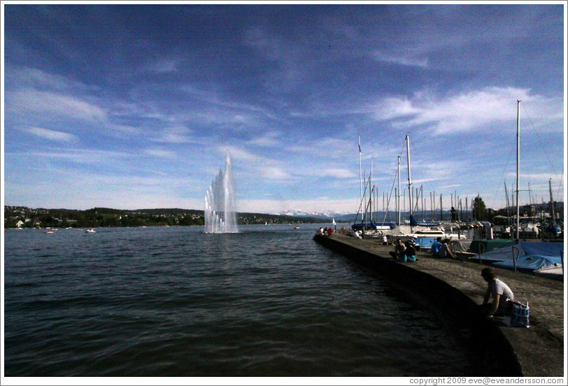 Mythenquai, with lake fountain.  Z?richsee (Lake Z?rich).