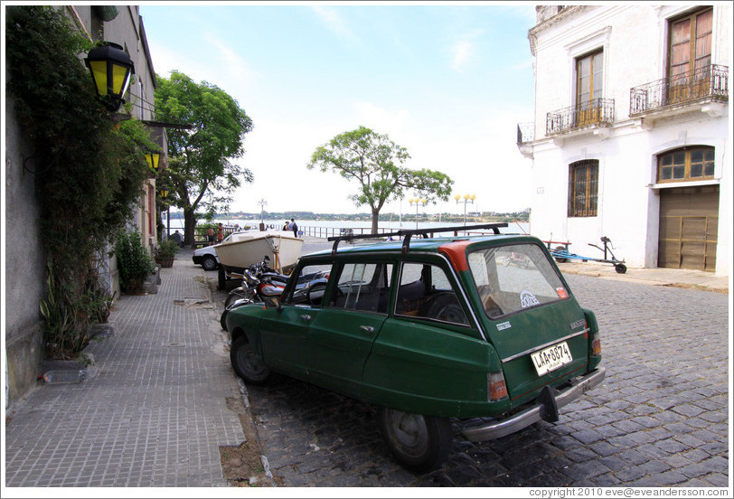 Ami 8 Elysee Citro? parked on Calle de Espa?Barrio Hist?o (Old Town).