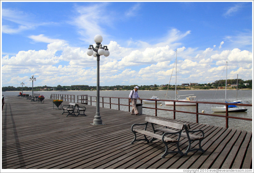 Dock at the end of Calle de Espa?Barrio Hist?o (Old Town).