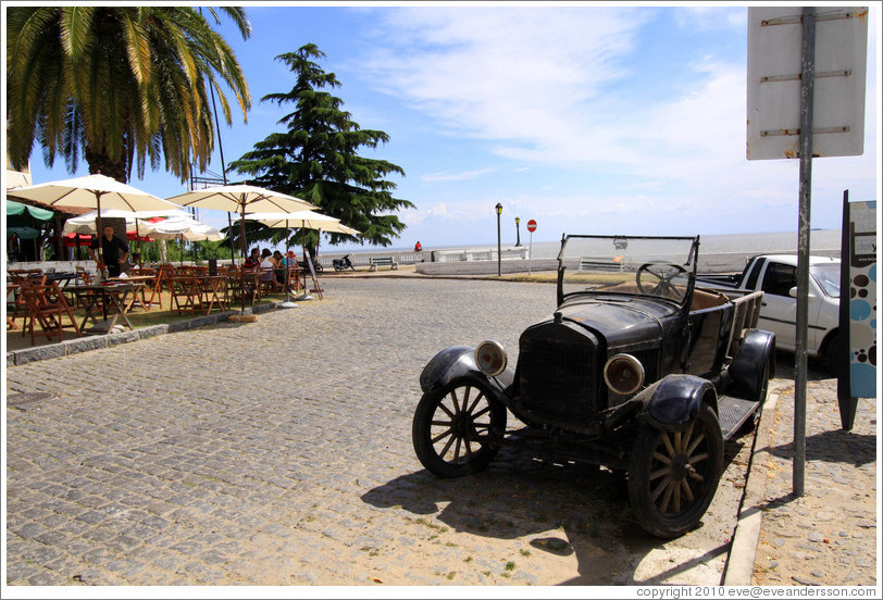 Old car, Calle de Santa Rita, Barrio Hist?o (Old Town).