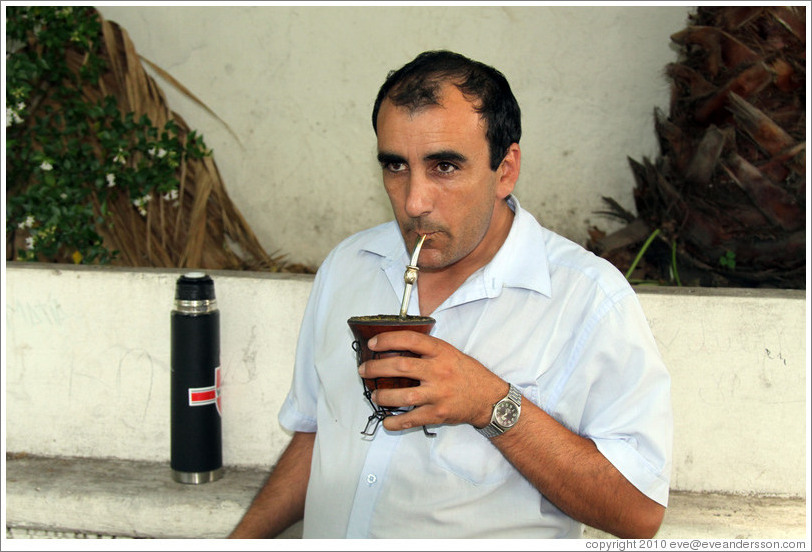 Man drinking mate, Calle del Colegio, Barrio Hist?o (Old Town).