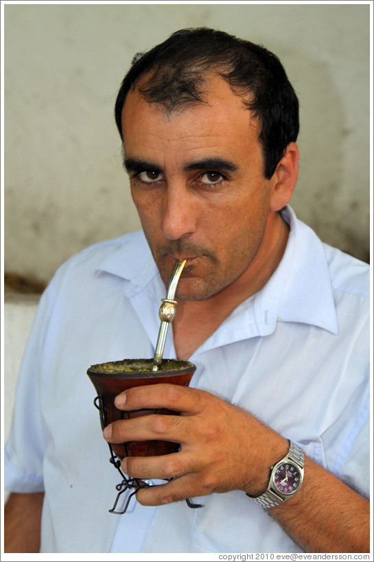 Man drinking mate, Calle del Colegio, Barrio Hist?o (Old Town).