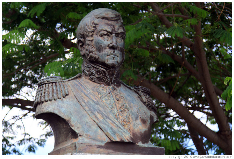 Sculpture of San Mart? Calle del Colegio, Barrio Hist?o (Old Town).