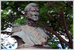 Sculpture of San Mart? Calle del Colegio, Barrio Hist?o (Old Town).