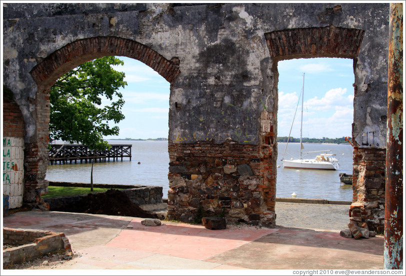 Ruins, looking out onto R?de la Plata, Calle del Virrey Cevallos, Barrio Hist?o (Old Town).